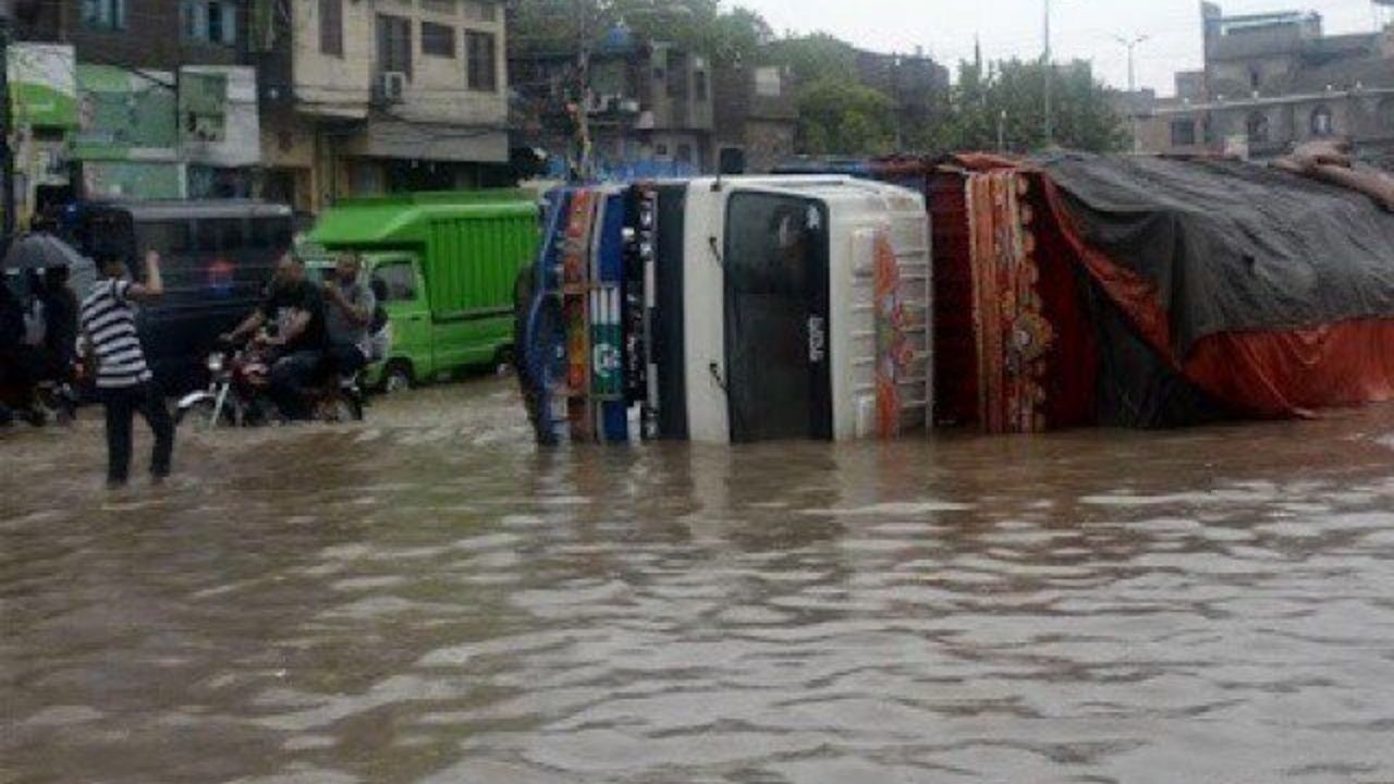سیل و رانش زمین در پاکستان جان 19 نفر را گرفت