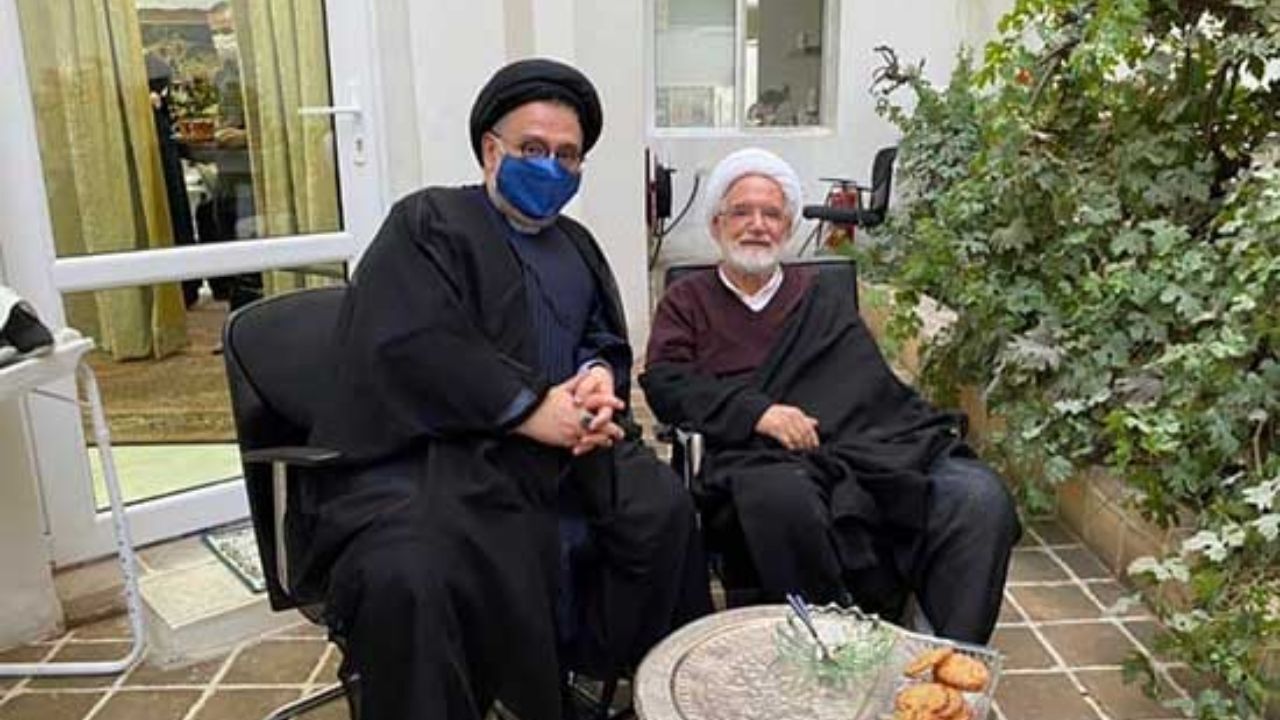 تازه‌ترین تصاویر از «شیخ مهدی کروبی» / ابطحی: همراه آقای کروبی از آسیبی که دولت روحانی به همه ما زد افسوس خوردیم / پس از 11 سال کروبی را دیدم / به برادران بالا گفتم الان در مجموعه‌ی یک دست، اگر یک روز صبح بساط حصر را جمع کنید و بروید، هیچ اتفاقی نمی‌افتد