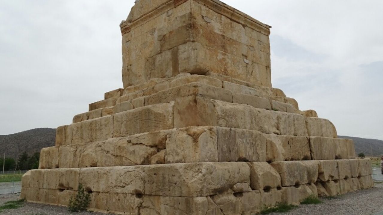 حفر چاه در حریم پاسارگاد جزو مصوبات هیأت دولت در سفر نبوده
