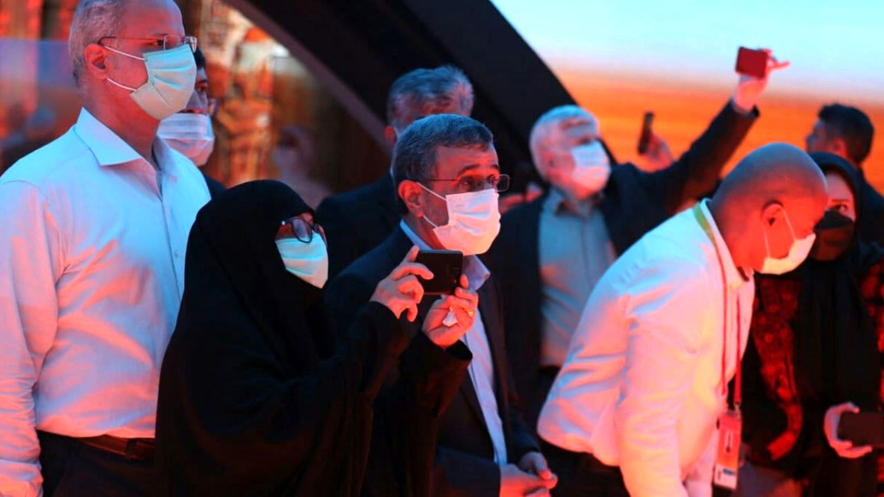 عکس| احمدی‌نژاد بادکنکی در حال انتحار!