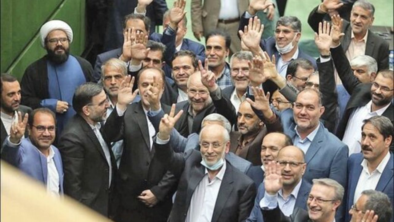 مسئولان برای خیانت به کشور نیازی به خروج از کشور از مبادی رسمی ندارند / هزینه بهارستانی‌ها برای تدوین طرح‌هایی پوپولیستی همچون طرح ممنوع‌الخروجی مدیران هدر می رود