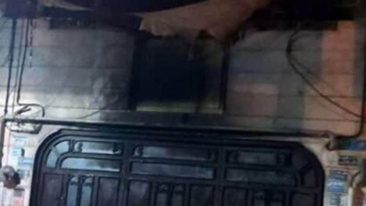 جزییاتی جدید از آتش زدن تابلو دفتر نماینده مجلس/ نوروزی: یک فرد با پرتاب کوکتل مولوتف تابلوی دفترم را آتش زد/  این فرد پس از فیلم‌برداری از محل سریع متواری شد/ فردی که فیلم را در فضای مجازی منتشر کرده، 2 روز قبل از کشور خارج شده