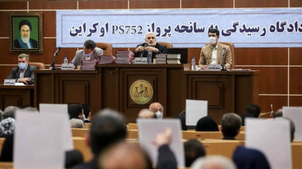 برگزاری دادگاه رسیدگی به پرونده انهدام هواپیمای اوکراینی همزمان با اعتراض بازماندگان / هیات دادگاه نظامی، پرونده را آماده رسیدگی دانست