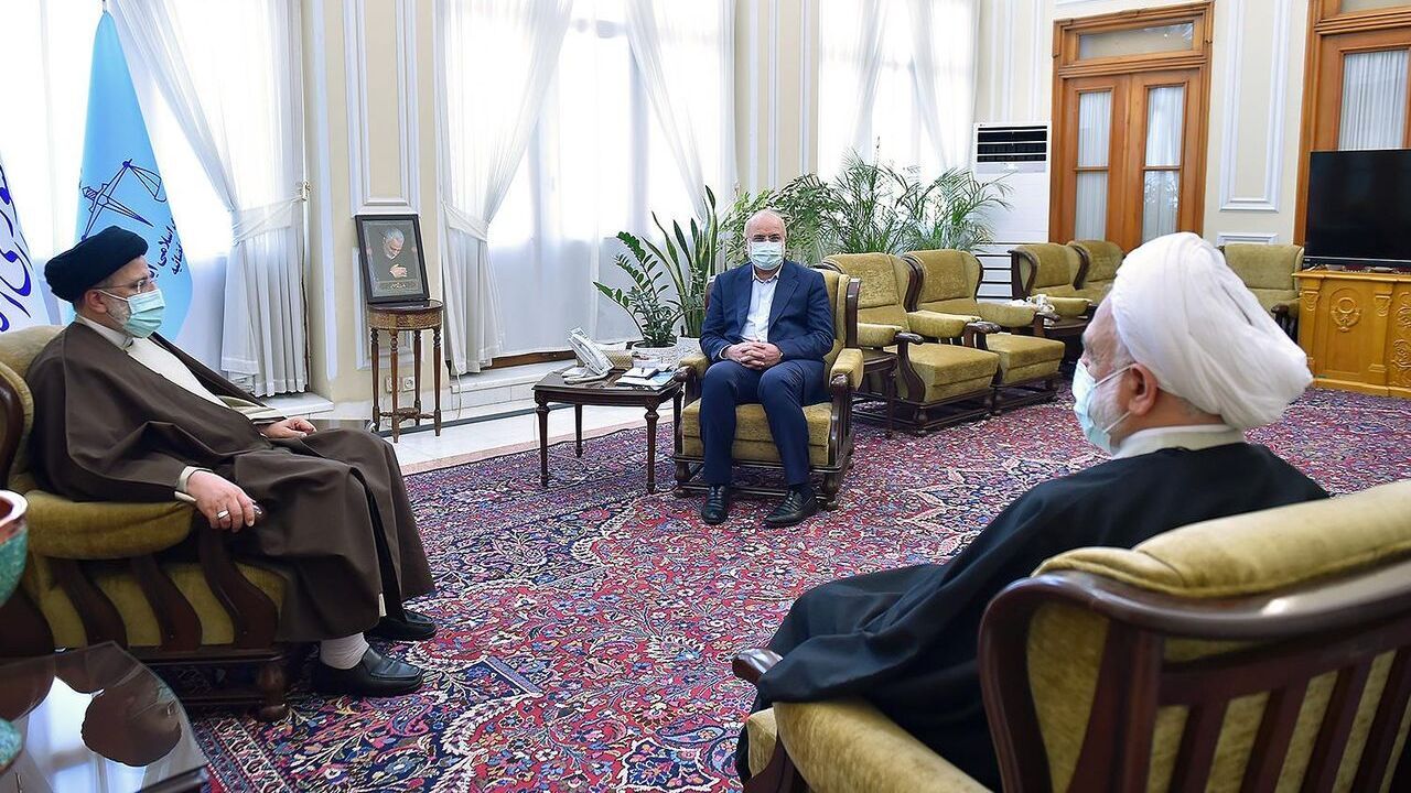 جلسه سران قوا برای پیگیری مشکلات اقتصادی با میزبانی قالیباف