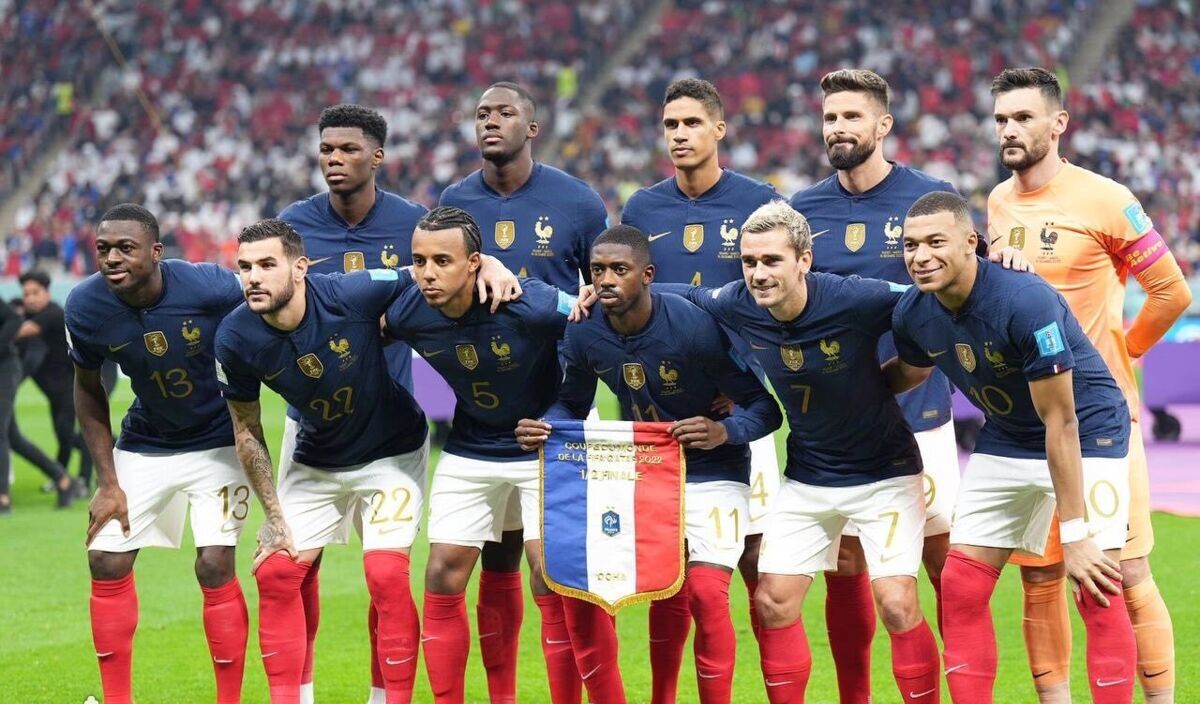 عکس/ اقامه نماز به امامت عثمان دمبله در رختکن تیم ملی فرانسه