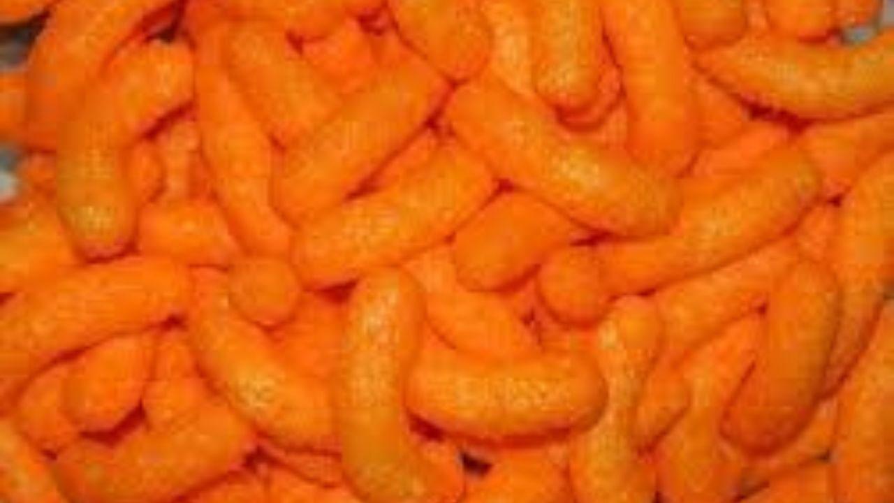 مرغ‌ها اسنک پف کرده می‌خورند