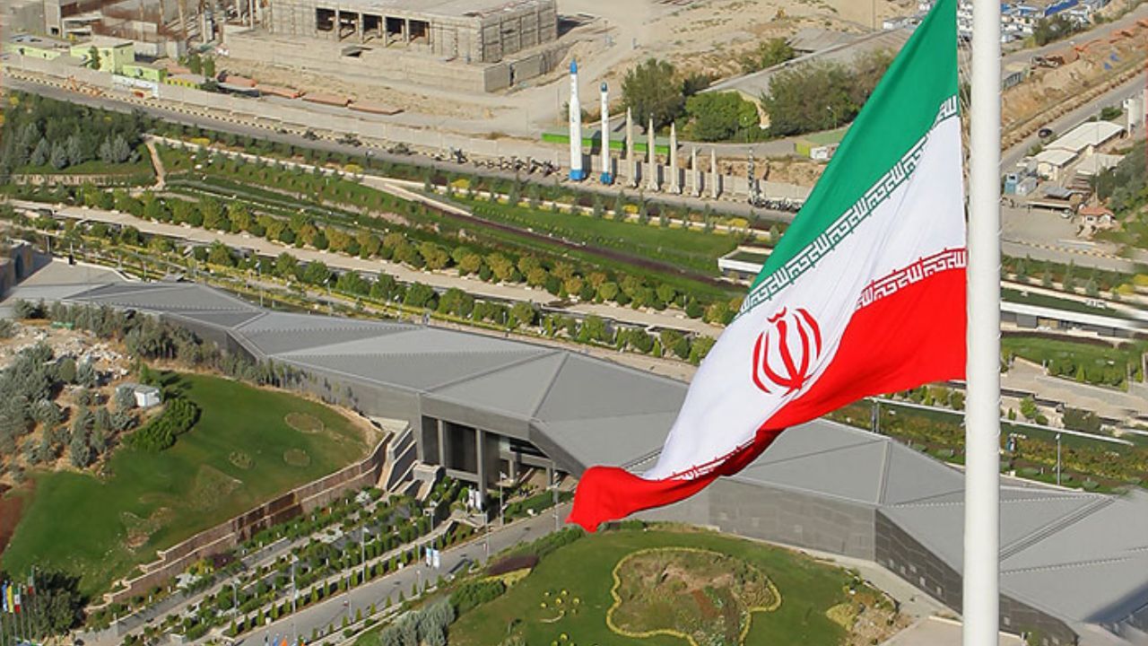 اهتزاز بزرگ‌ترین پرچم ایران در باغ موزه دفاع مقدس