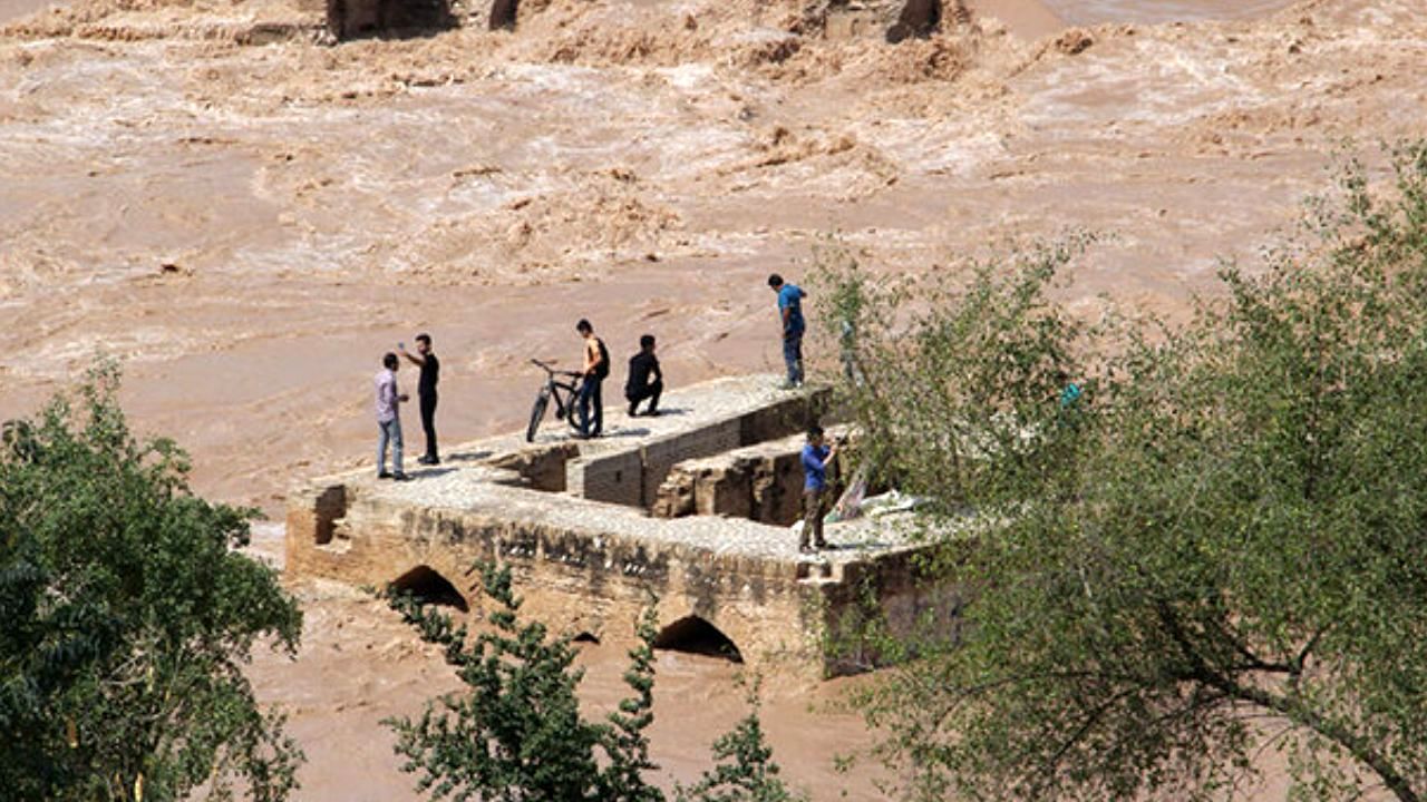اعزام تیم‌های امداد و نجات آتش‌نشانی به مناطق سیل زده لرستان