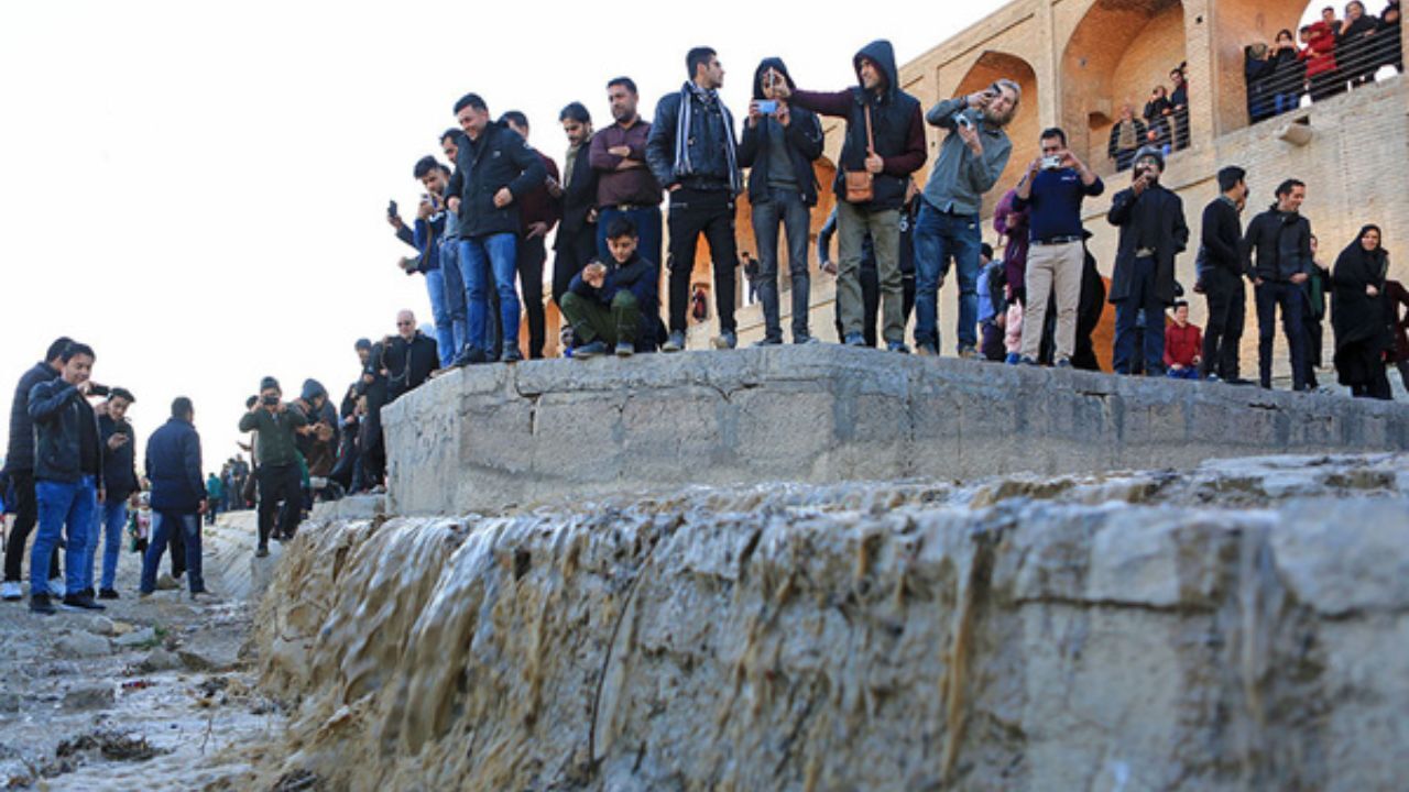 بسته بودن زاینده رود میزان افسردگی را در شهر افزایش داده است/  باز شدن 20 روزه زاینده رود مشکلی را حل نخواهد کرد