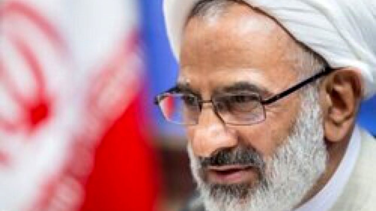 امت اهل بصیرت و انقلاب شکست ناپذیر است/ بمب ما بمب اتم نیست