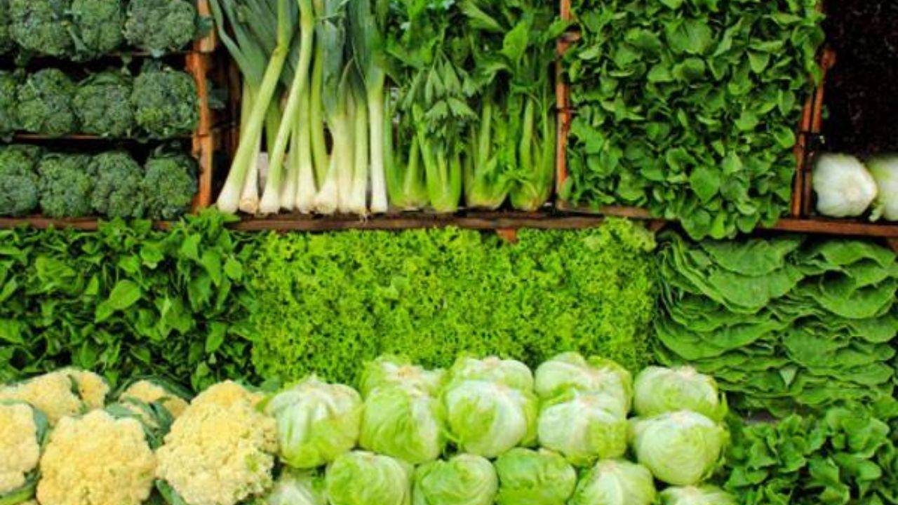 سیلاب و صادرات قیمت سبزی و کاهو را افزایش داد/ برخی خریداران محصولات را از کشاورزان به دلار می‌خرند