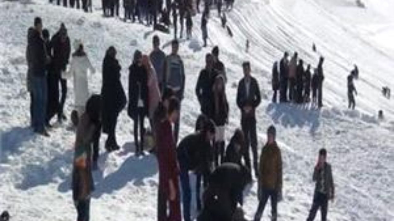 تفریح زمستانی گردشگران در طبیعت برفی گلستان کوه خوانسار