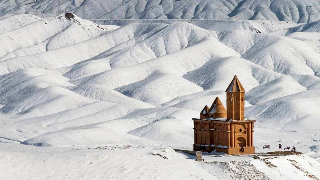 کلیسایی زیبا در شبستر + عکس