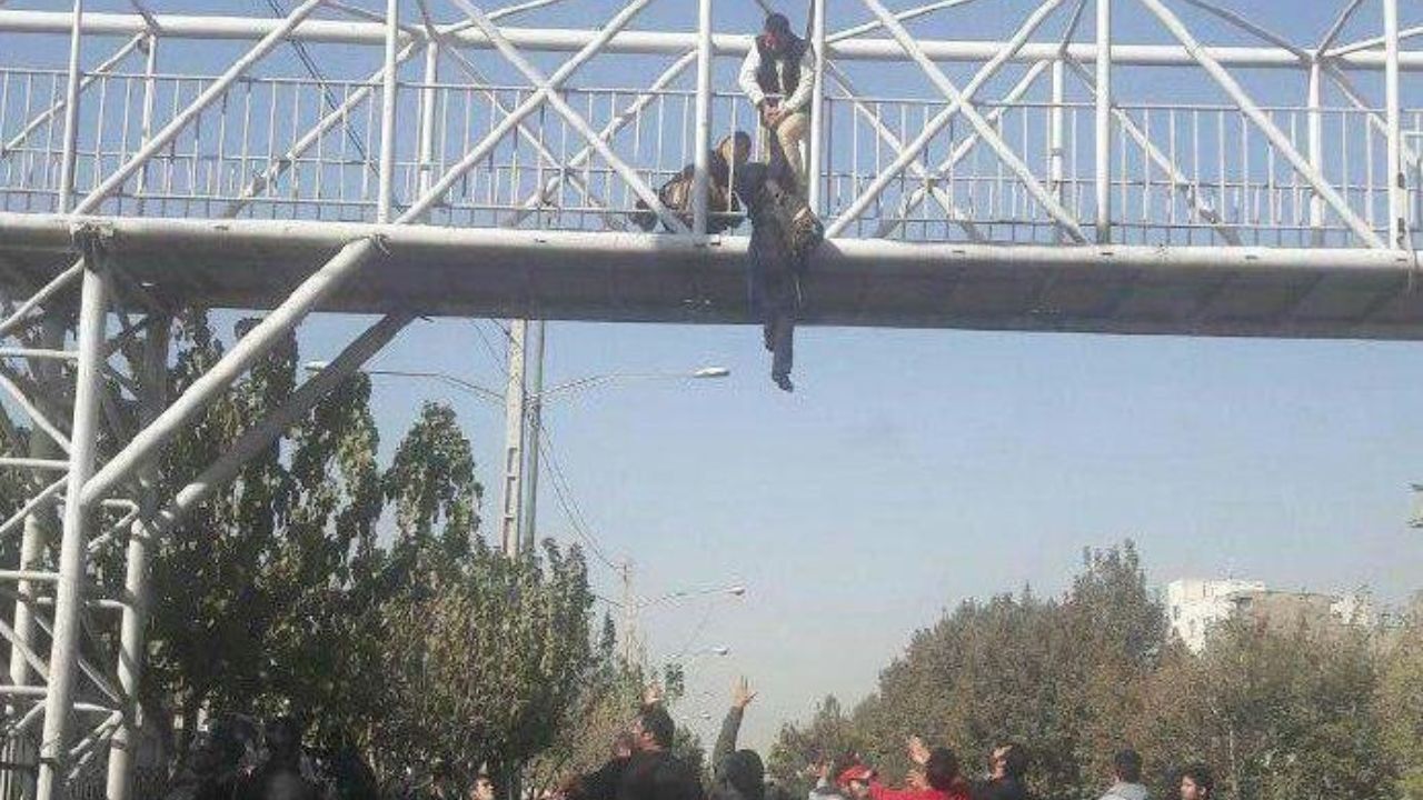 اقدام به خودکشی از بالای بیلبورد + ویدئو