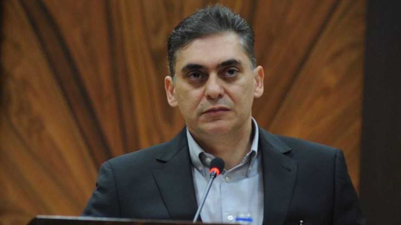 سطح‌بندی صادرکنندگان بازار را متشنج خواهد کرد/ روش‌های اختراعی همتی برای بازار ارز جواب نداد/ بانک مرکزی به جای کنترل بازار تقصیر را گردن صادرکننده می‌اندازد/ بازار ارز کشور با آزاد شدن واردات چند کالا به هم می‌ریزد