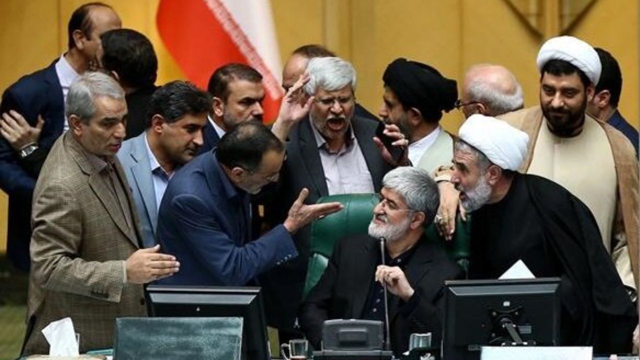 گاهی صحن مجلس را با جای دیگر اشتباه می‌گیریم/ وجهه مجلس با این حرکات زیر سوال رفته است
