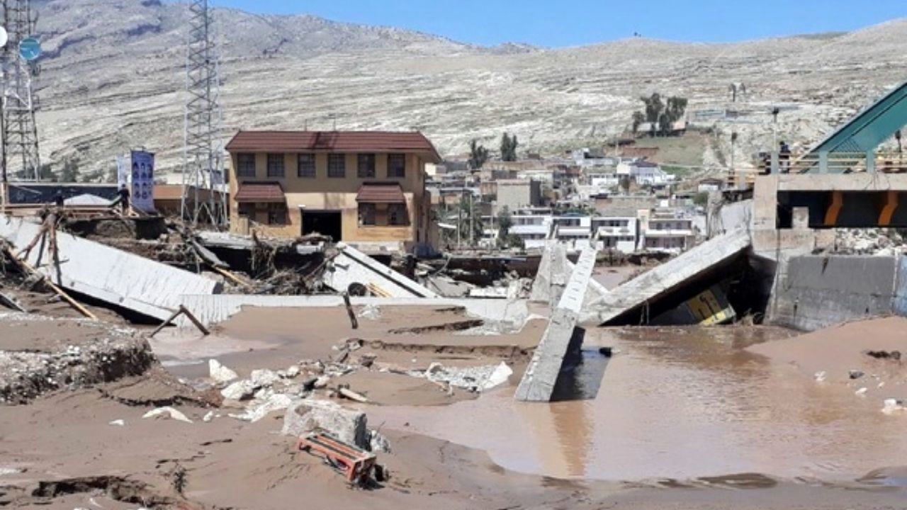 تیم‌های عملیاتی ویژه اورژانس در راه خوزستان/ برخی سیل‌زدگان منازلشان را تخلیه نمی‌کنند/ تعیین میزان خسارات سیلاب اخیر تهران تا پایان فروردین