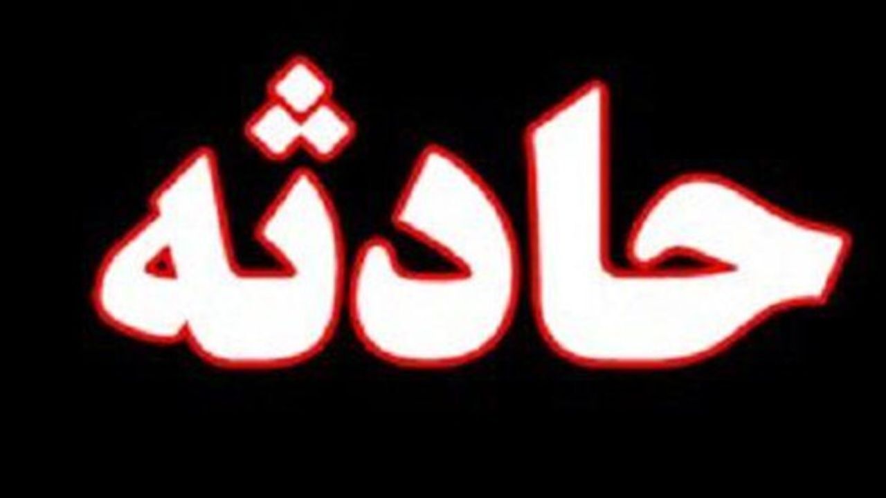 یک تریلر در محور صالح‌آباد قیچی شد