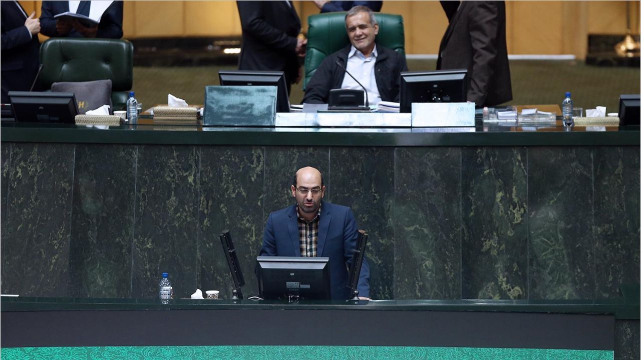 برگزاری علنی محاکم قضایی و اصلاح ساختار اداری موجب کاهش فساد می‌شود