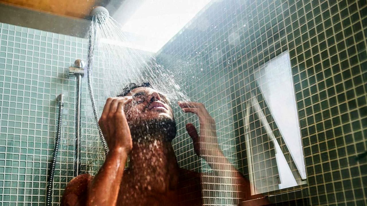 فواید شگفت‌انگیز دوش آب سرد برای بدن