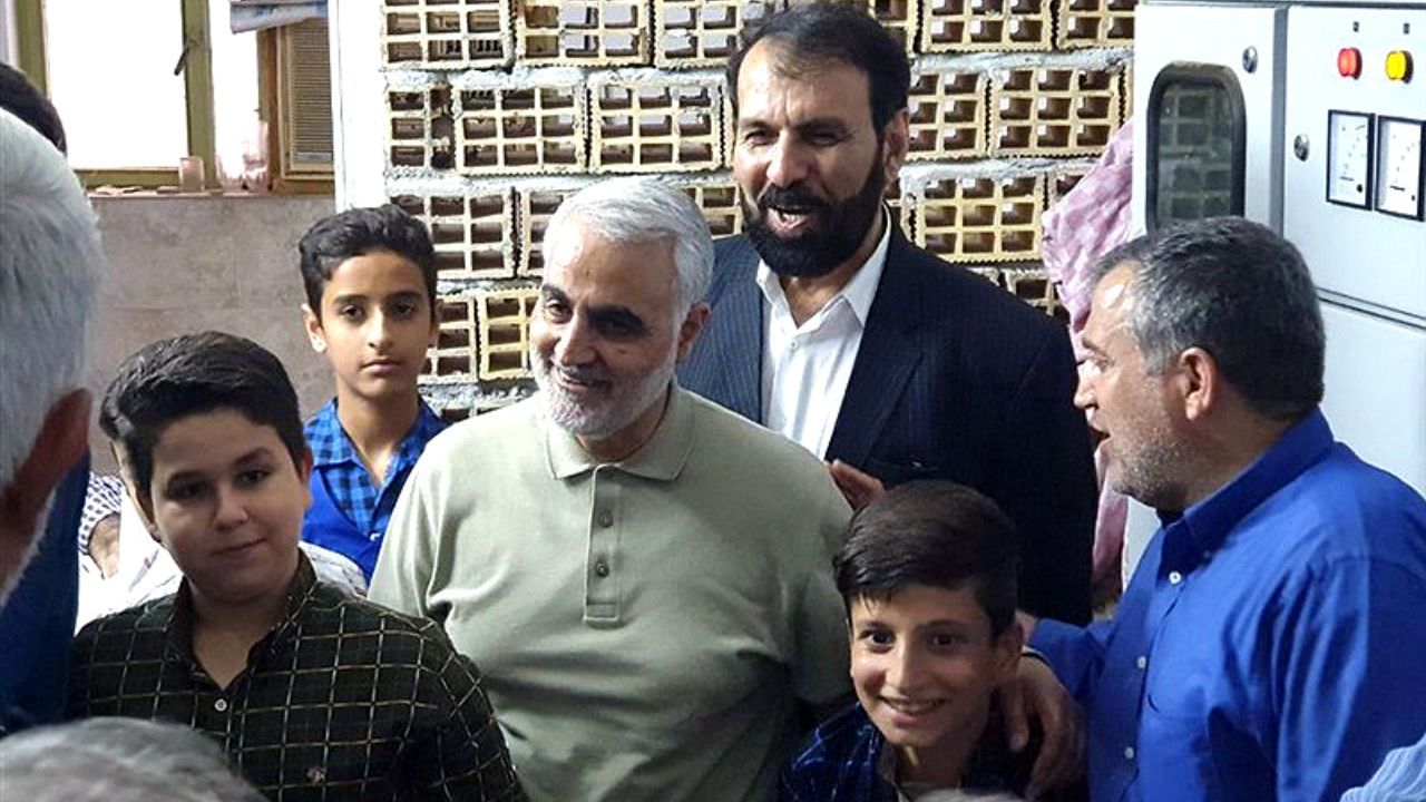 ابراز محبت فرمانده نیروی قدس سپاه به نوجوانان اهوازی + ویدئو