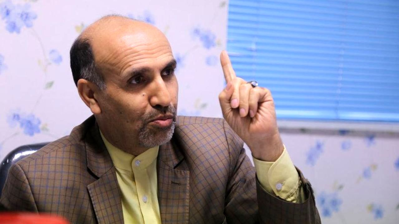 نرخ بنزین حداقل نصف قیمت آب باشد/ بهترین فرصت برای حرکت به سمت اقتصاد منهای نفت است/ یارانه تنها میان افراد کمیته امداد و بهزیستی توزیع شود