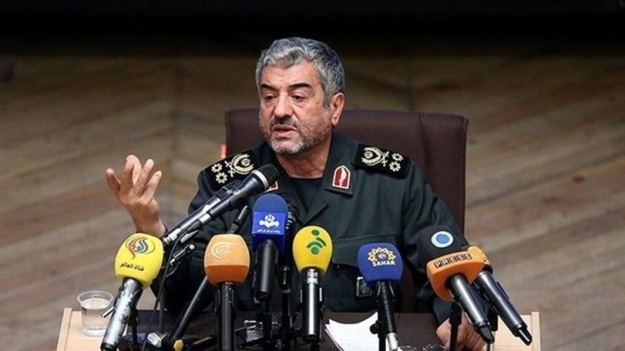 محور اصلی ما برای حفظ انقلاب مردم هستند/ سپاه باید برای حفظ انقلاب شرایط نقش‌آفرینی مردم در جنگ نرم را فراهم کند