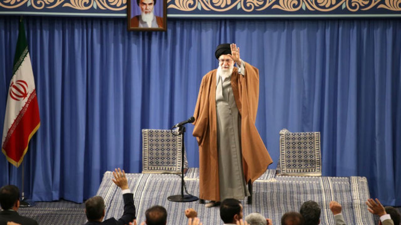 ملت متحد باشد توطئه‌های دشمن به ضرر خود او تمام خواهد شد/در مقابل آرایش جنگی دشمن علیه ملت ایران، ملت هم باید آرایش جنگی بگیرد