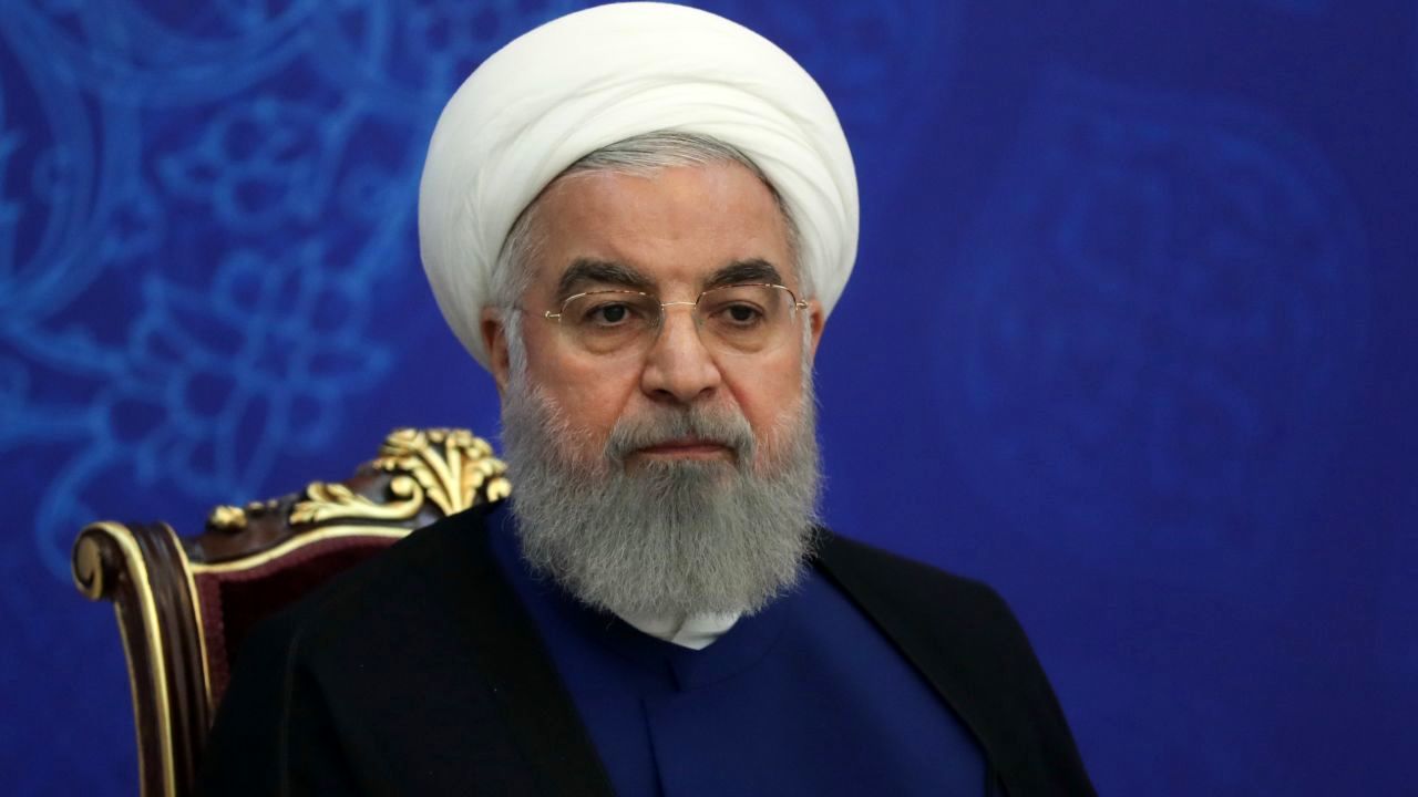 نباید تسلیم شویم؛ باید راه‌حل‌ها را پیدا کنیم/ فشارهای سیاسی و اقتصادی دشمنان، یک جنگ بی‌سابقه در تاریخ ایران است/ همه نیروهای انقلاب متحد باشند و دست در دست یکدیگر بدهند/ سوالات و مطالبات از دولت باید با اختیارات دولت همخوانی داشته باشد/ مشکلات مردم تنها
