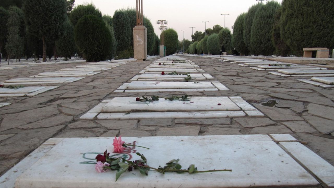 کیسه‌هایی که با سرگل قبور اموات پر پول می‌شوند!