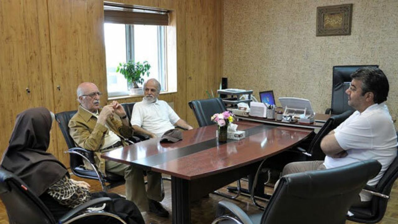 کامران شیردل مستندهای خود را به مرکز گسترش اهدا کرد