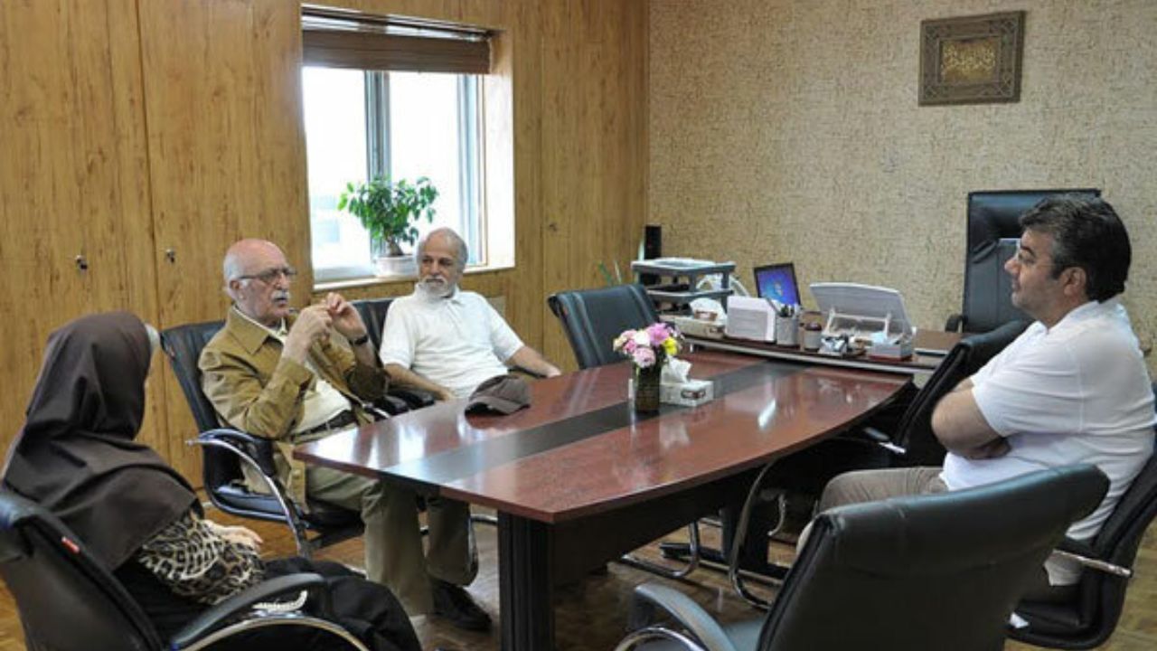 کامران شیردل مستندهای خود را به مرکز گسترش اهدا کرد