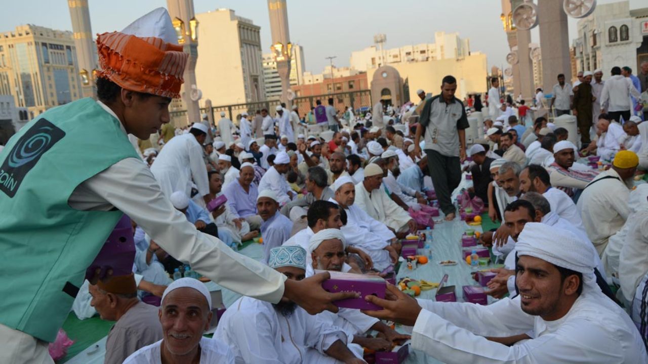 کتک‌کاری سعودی‌ها هنگام تقسیم غذا در سفره افطار! + ویدئو