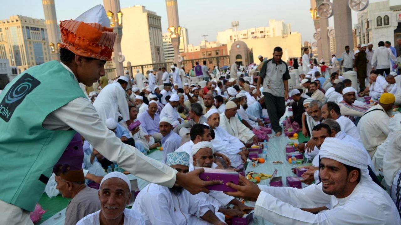 کتک‌کاری سعودی‌ها هنگام تقسیم غذا در سفره افطار! + ویدئو