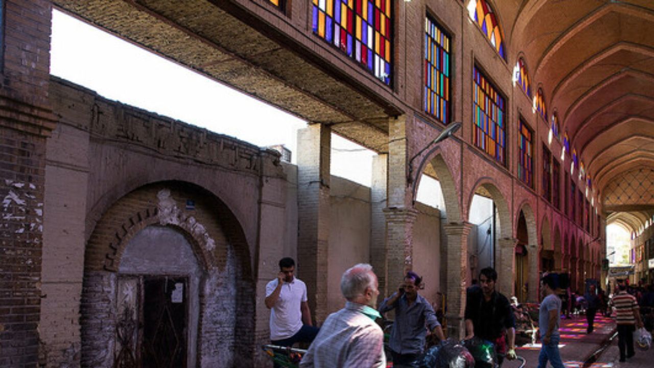 سقف بازار آهنگران تهران در حال ریزش است