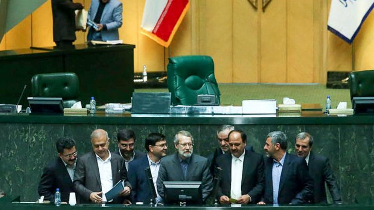 رایزنی مستقلین برای ابقا لاریجانی بر کرسی ریاست مجلس/ انصراف حاجی بابایی
