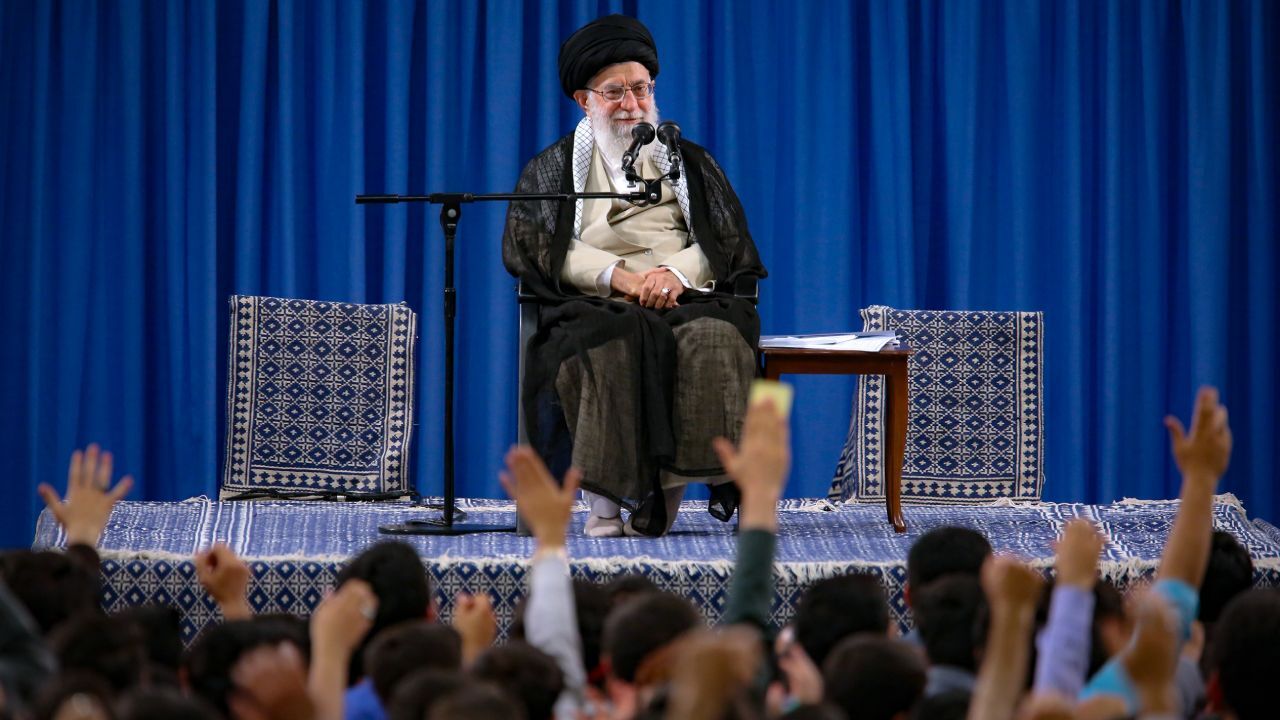 گاهی کارگزاران در حرکت اشتباهی می‌کنند که در جامعه شکاف ایجاد می‌کند/ جوانان می‌توانند در نظام مدیریت کشور تحول عظیم ایجاد کنند/ نظر ما این است که رهبری وارد کار اجرایی نشود، مگر جایی که به حرکت کل انقلاب ضربه می‌زند/ خطاهای بزرگی در خصوصی‌سازی صورت گرفته