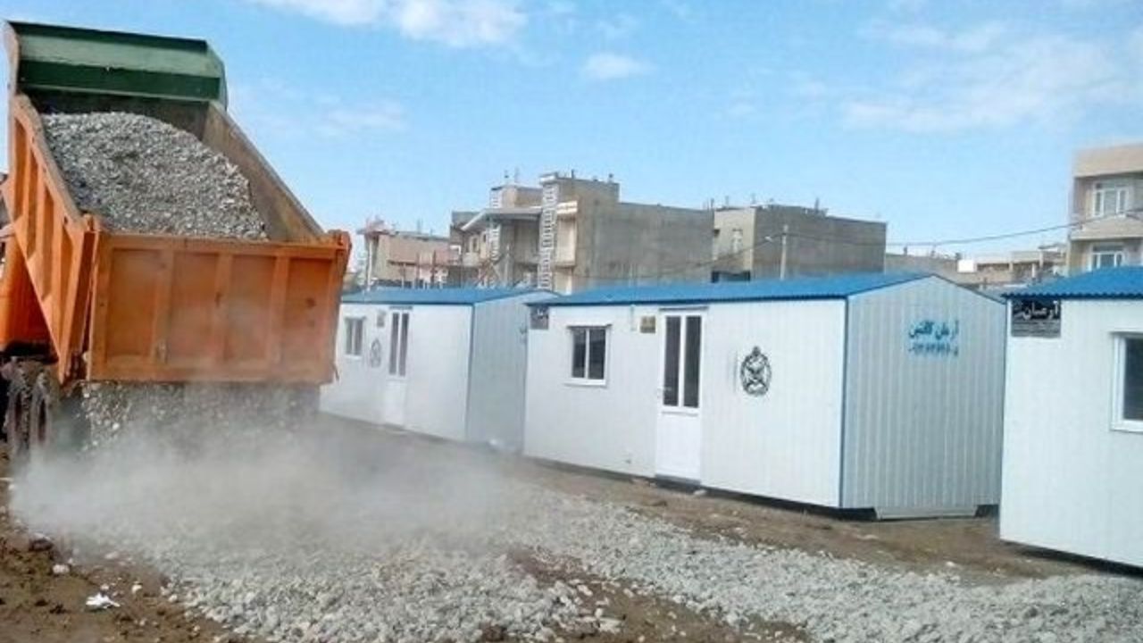 نیازی به استقرار سیل زد‌گان در کانکس نیست/ با معضل جمع‌آوری کانکس در کرمانشاه مواجهیم/ تا پایان امسال واحدهای احداثی و تعمیری را تحویل می‌دهیم