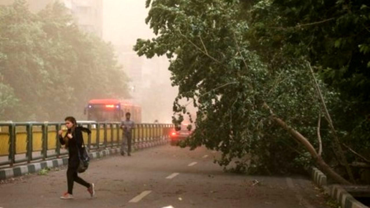 وزش بادهای شدید در تهران ادامه دارد