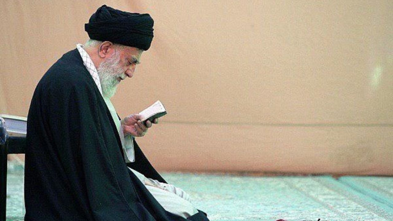 حضور رهبر انقلاب در مسجد مقدس جمکران