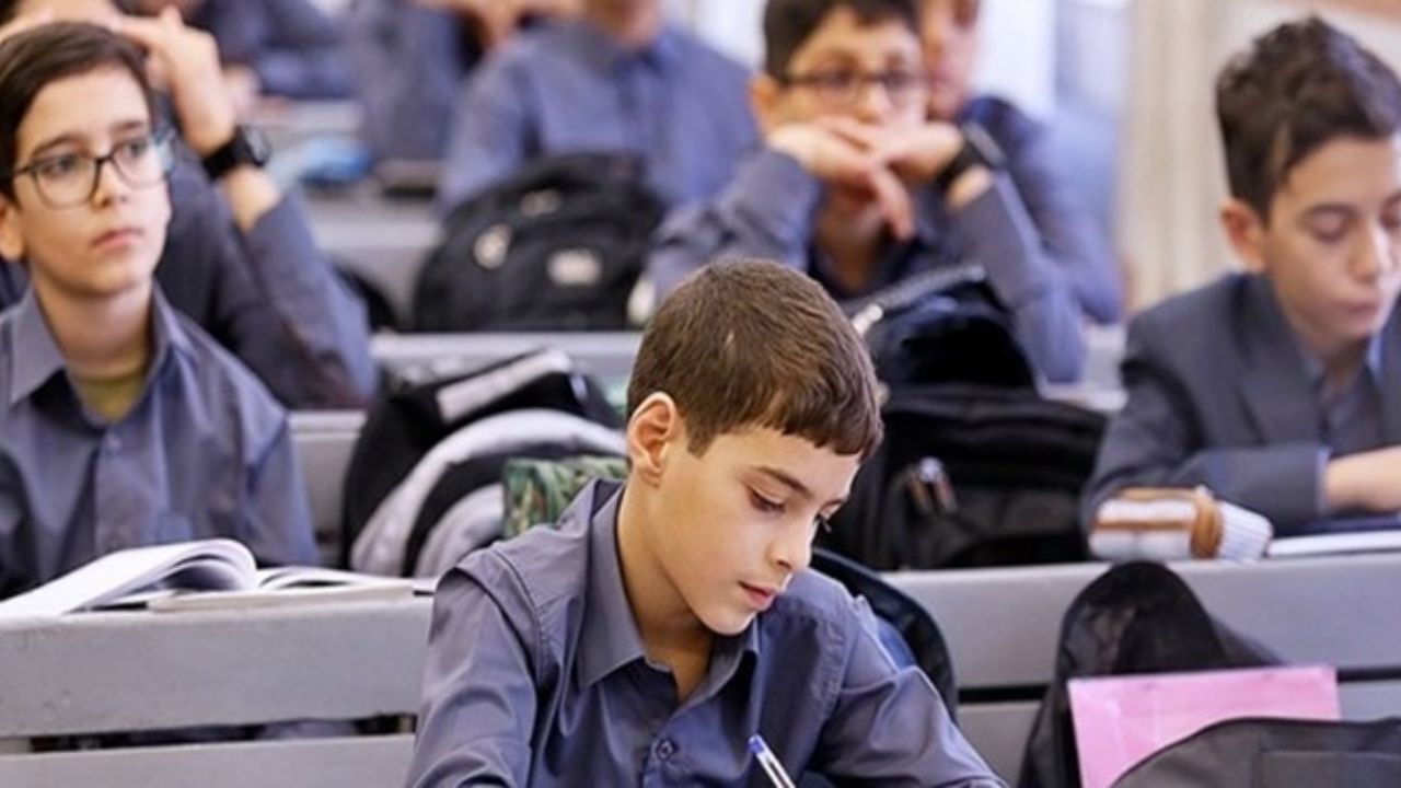 علت اینکه دیپلمه‌ها راحت‌تر از لیسانسه‌ها کار پیدا می‌کنند چیست؟