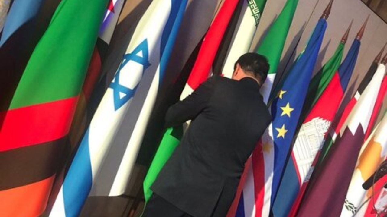 جابجایی پرچم ایران و اسراییل توسط یک نماینده مجلس در جریان اجلاس مسکو