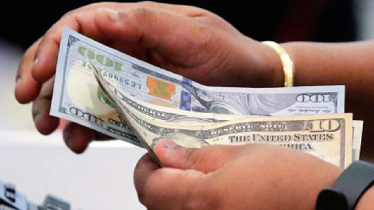 عقب نشینی 50 تومانی دلار در صرافی بانک‌ها