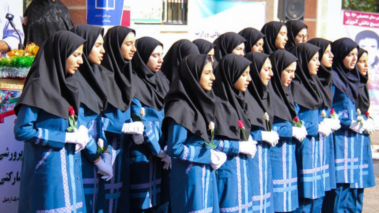 والدین چطور می‌توانند از لباس فرم مدارس شکایت کنند؟
