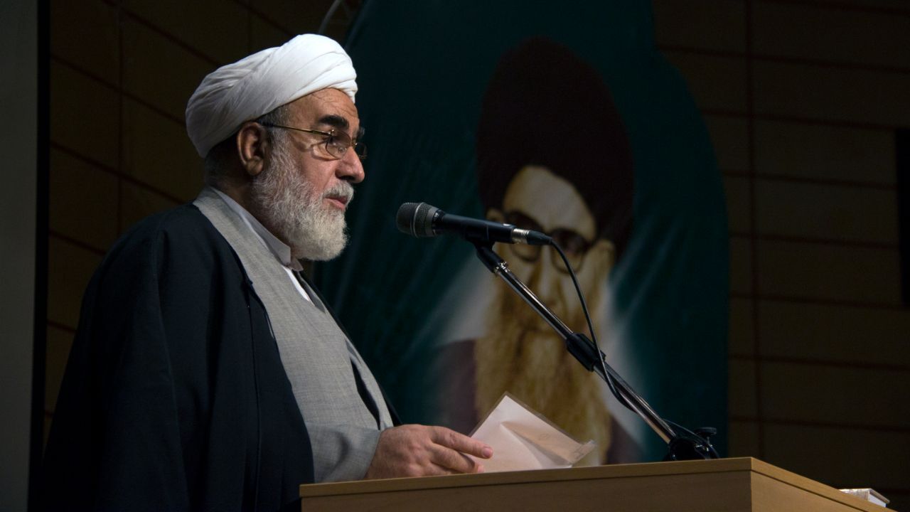 نماز جمعه به برکت انقلاب اسلامی بار دیگر در کشورمان احیا شد/ ثانیه‌ای نیست که مقام معظم رهبری یاد مردم را فراموش کند/ حداکثر دریافتی یک طلبه 700 هزار تومان در ماه است