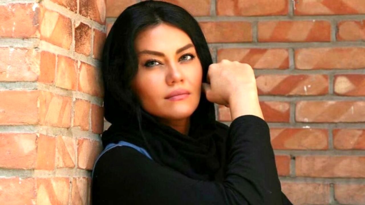 آرزو نبوت «گوش‌تان با من است؟» را روی صحنه می‌برد