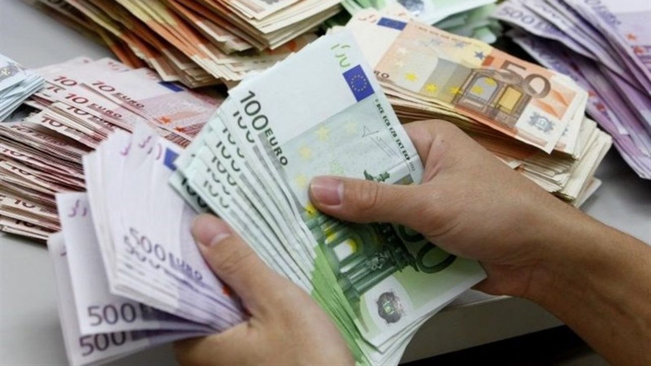 دلار به کانال 12.000 تومان برگشت/ یورو 14.000 تومان شد