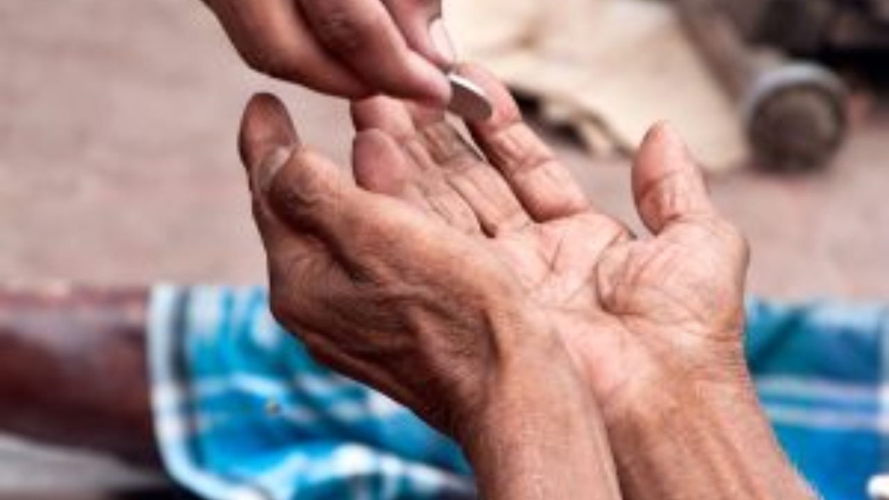 چندبار خواستم عضو بهزیستی شوم اما میسر نشد/ 130 هزار تومان پول بهزیستی کمکی به بچه فلجم نمی‌کند/ تقریباً روزی حدود 80 هزار تومان درآمد دارم/ شرایط اقتصادی برای همه بد است