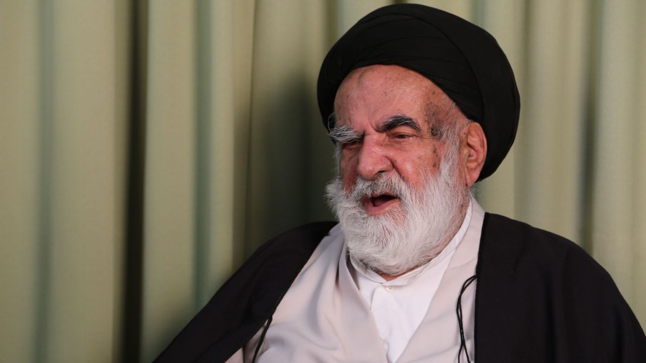 برای کوچک کردن دیگران و مطرح کردن خودش صحبت می‌کند/ مگر کسی که می‌خواهد مرجع شود باید از جامعه مدرسین اجازه بگیرد؟!/ اگر رهبری یک نفر فدایی داشته باشد آقای روحانی است