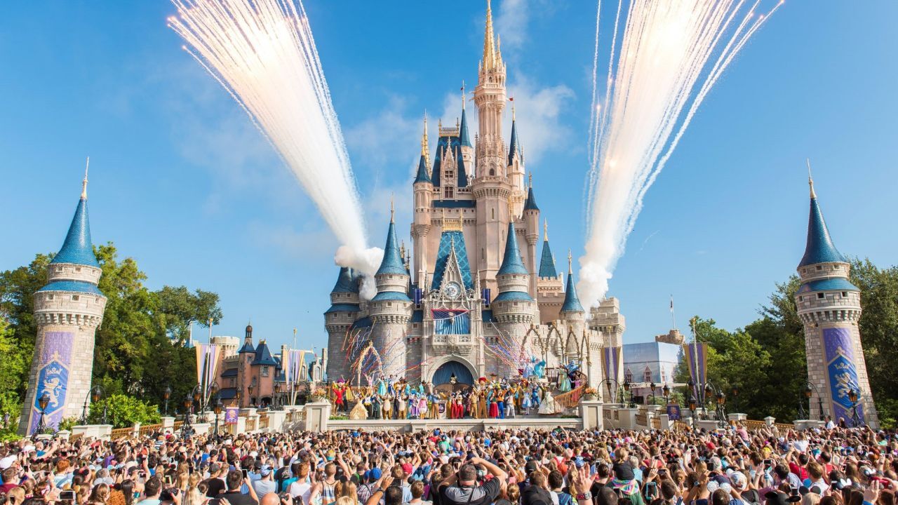 پیش‌بینی طوفان عظیم «دوریان» دیزنی‌لند را به تعطیلی کشاند